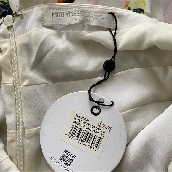 Minty Meets Munt Floral Mesh Panel Mini Dress - Picture 6 of 8